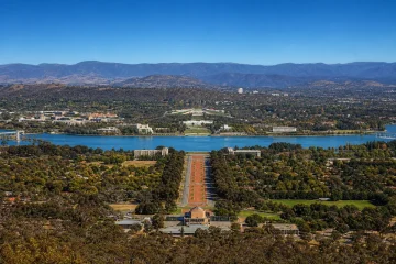 Canberra sedd från Mount Ainslie längs landaxeln mot parlamentet
