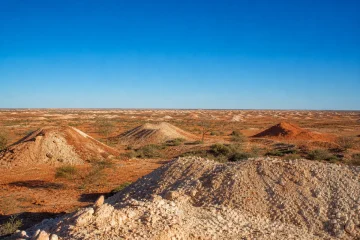 Mullockhögar på opalfältet utanför Coober Pedy i lågt solljus