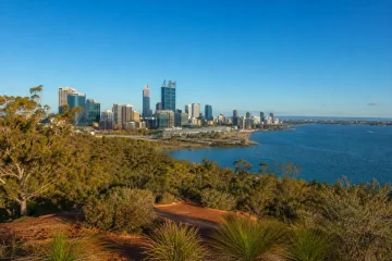 Perths skyline sedd över Swan River från Kings Park