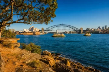 Sydneys hamn med Operahuset och Harbour Bridge i kvällsljus