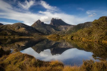 Cradle Mountain speglad i Dove Lake en stilla morgon